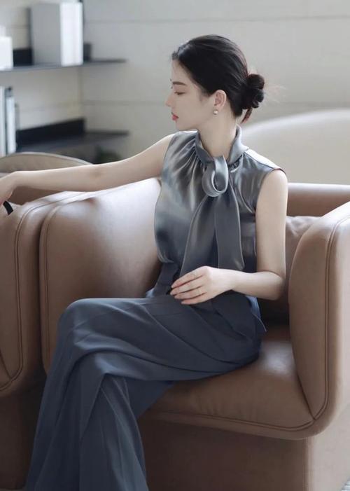 到了五六十岁,这3种“大妈色”尽量别穿了,不是显老就是显土!