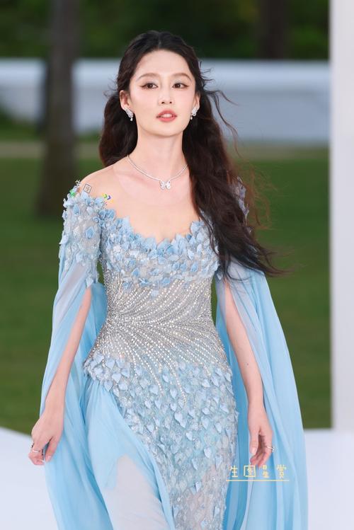 活动红毯:李沁满分贵气,卢靖姗气质好独特,被舒淇美到了