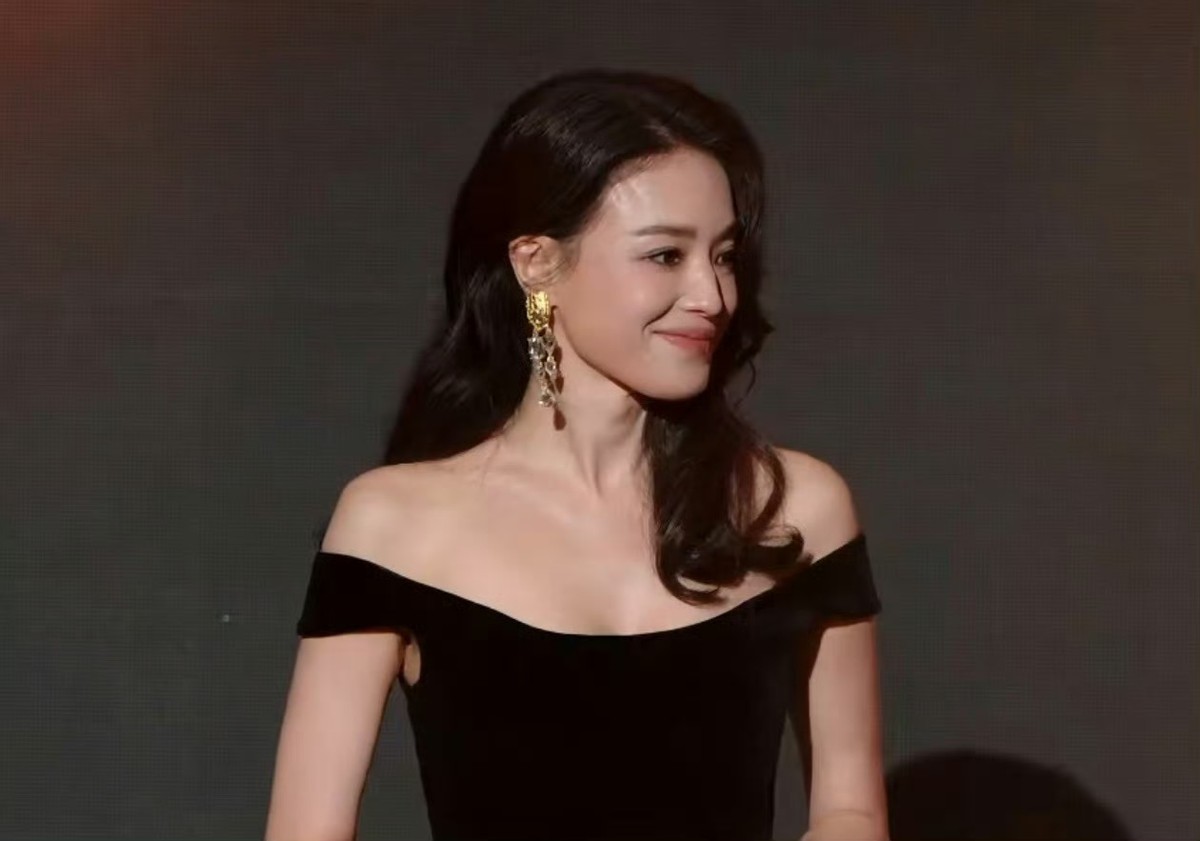 活动红毯:李沁满分贵气,卢靖姗气质好独特,被舒淇美到了