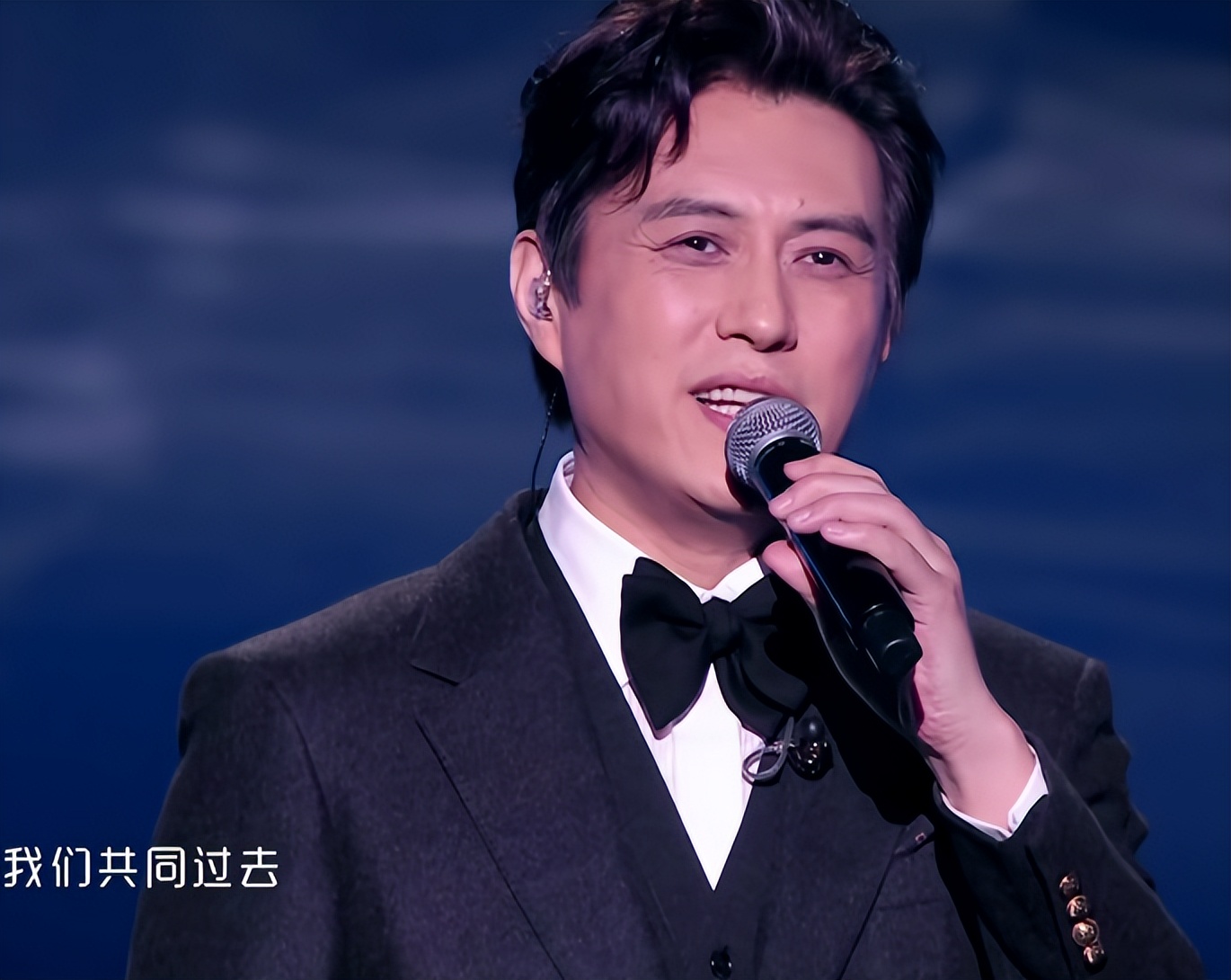 六台跨年晚会:靳东惊艳,何炅李维嘉合体,李川现场求婚锤娜丽莎