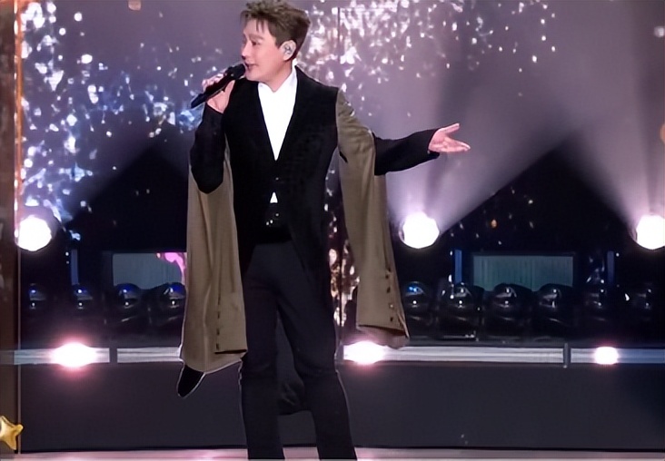 六台跨年晚会:靳东惊艳,何炅李维嘉合体,李川现场求婚锤娜丽莎