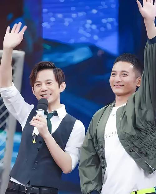 六台跨年晚会:靳东惊艳,何炅李维嘉合体,李川现场求婚锤娜丽莎