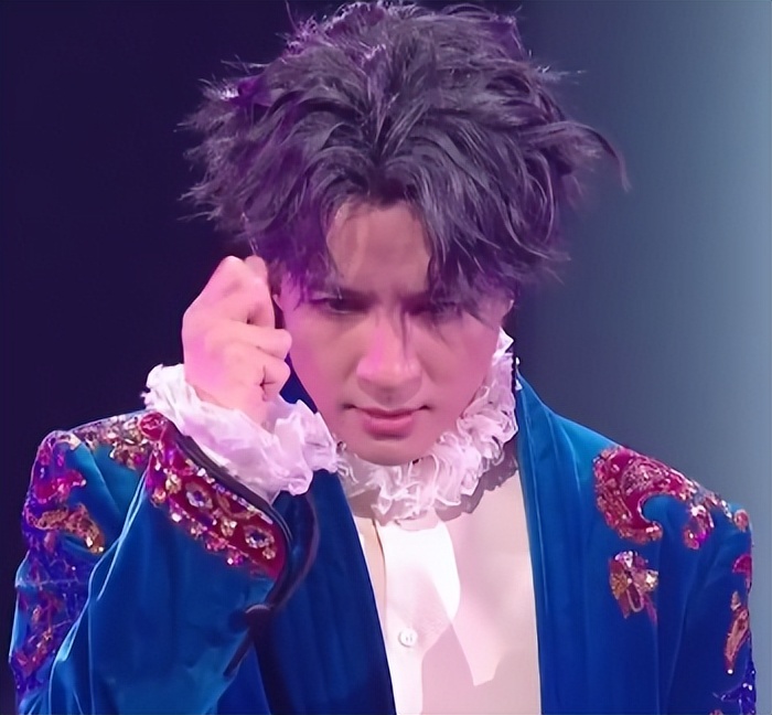 六台跨年晚会:靳东惊艳,何炅李维嘉合体,李川现场求婚锤娜丽莎