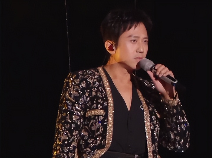 六台跨年晚会:靳东惊艳,何炅李维嘉合体,李川现场求婚锤娜丽莎