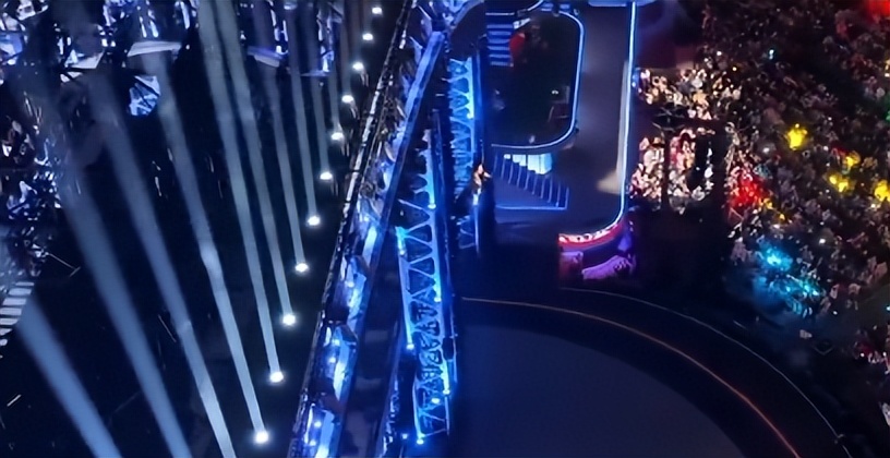 六台跨年晚会:靳东惊艳,何炅李维嘉合体,李川现场求婚锤娜丽莎