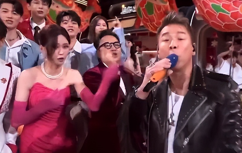 六台跨年晚会:靳东惊艳,何炅李维嘉合体,李川现场求婚锤娜丽莎