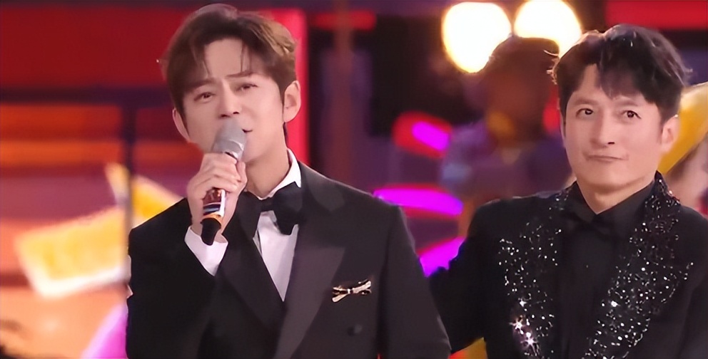 六台跨年晚会:靳东惊艳,何炅李维嘉合体,李川现场求婚锤娜丽莎