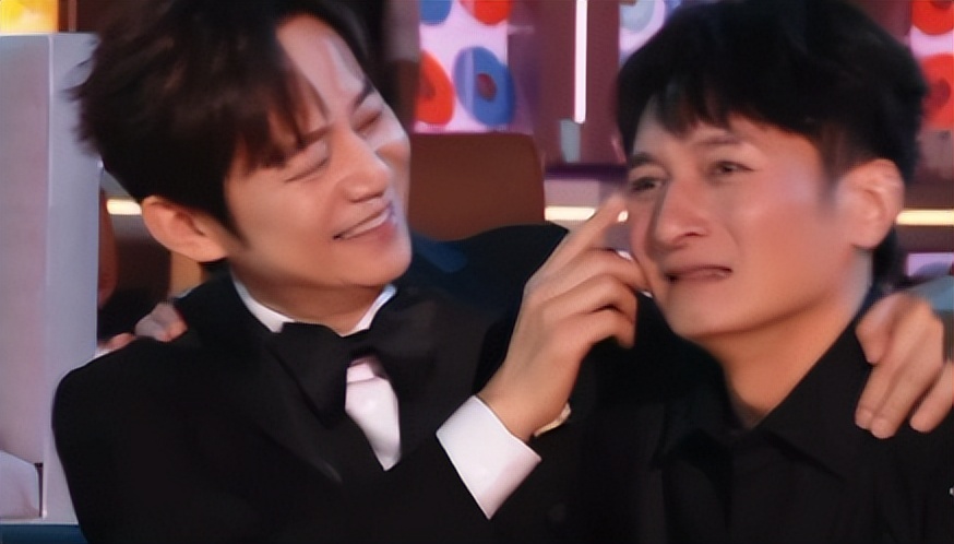 六台跨年晚会:靳东惊艳,何炅李维嘉合体,李川现场求婚锤娜丽莎