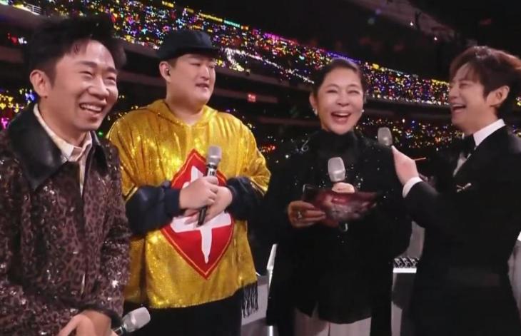 六台跨年晚会:靳东惊艳,何炅李维嘉合体,李川现场求婚锤娜丽莎