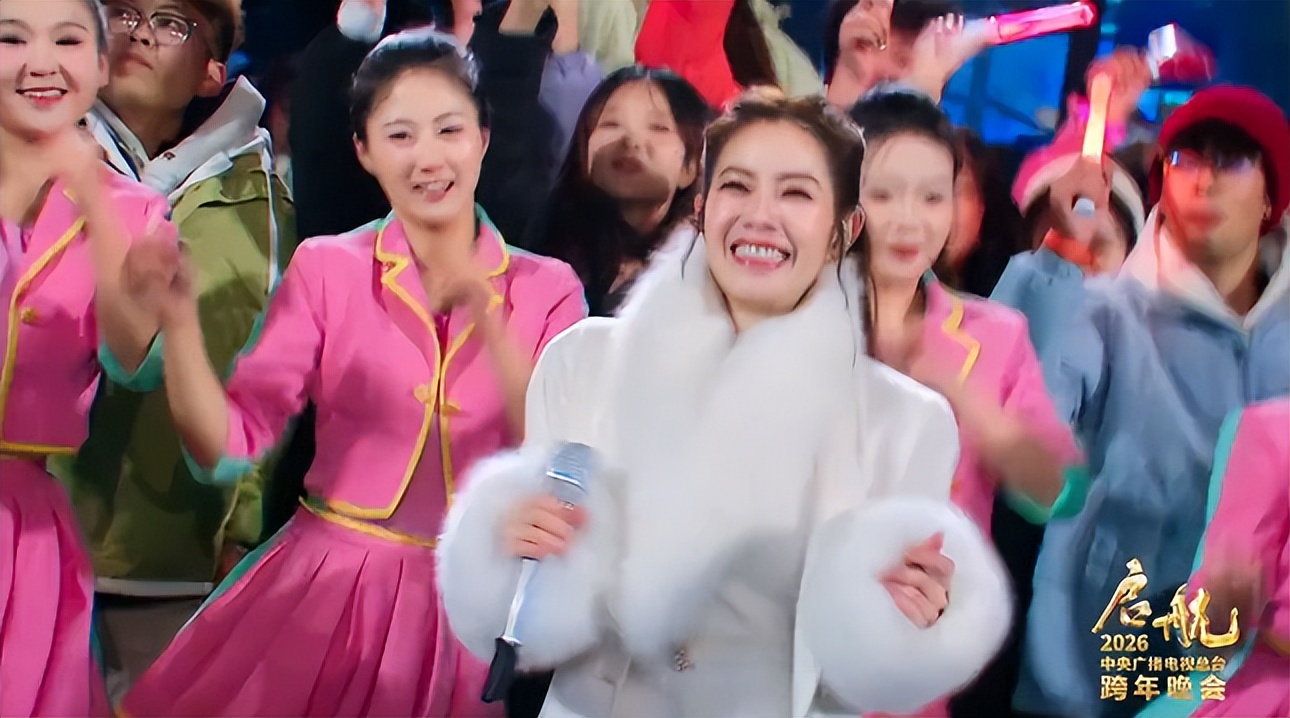 六台跨年晚会:靳东惊艳,何炅李维嘉合体,李川现场求婚锤娜丽莎