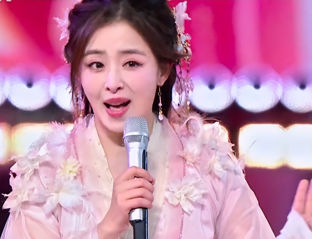 六台跨年晚会:靳东惊艳,何炅李维嘉合体,李川现场求婚锤娜丽莎