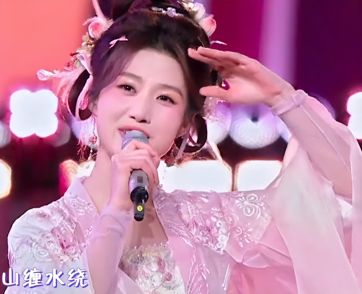 六台跨年晚会:靳东惊艳,何炅李维嘉合体,李川现场求婚锤娜丽莎