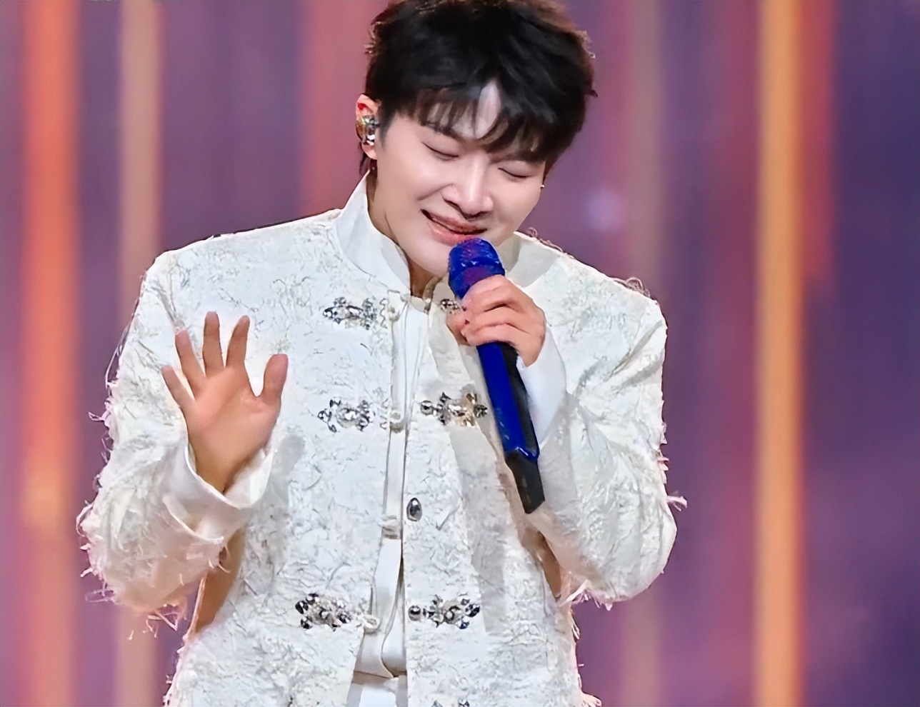 六台跨年晚会:靳东惊艳,何炅李维嘉合体,李川现场求婚锤娜丽莎