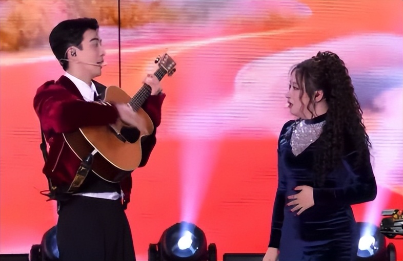 六台跨年晚会:靳东惊艳,何炅李维嘉合体,李川现场求婚锤娜丽莎