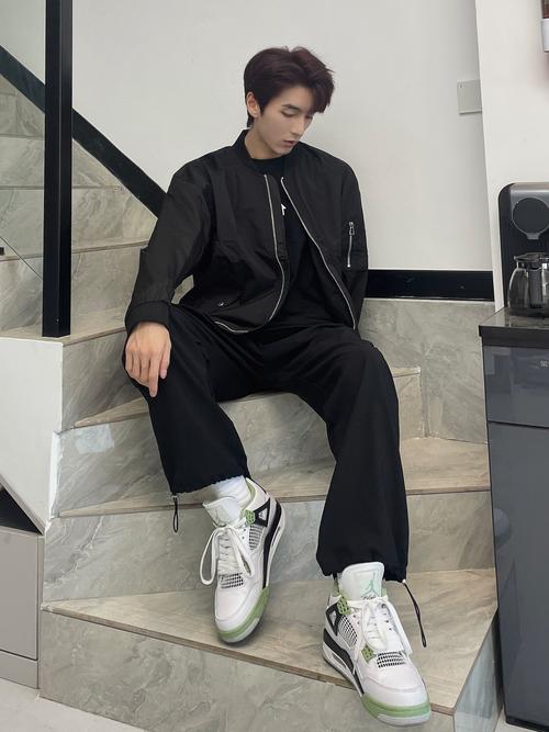 不容易出错的黑色外套