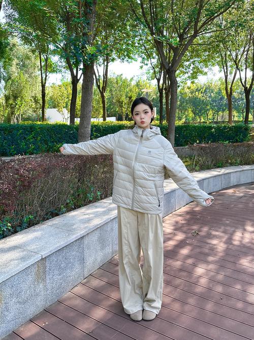 寒冬已至,少不了一件平衡美与暖的羽绒服