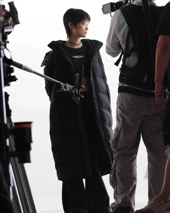 寒冬已至,少不了一件平衡美与暖的羽绒服