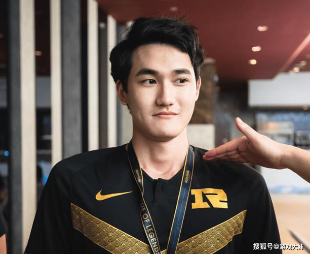 卡萨宣布退役,S8的RNG五人已退役,仅剩小虎还在赛场上征战