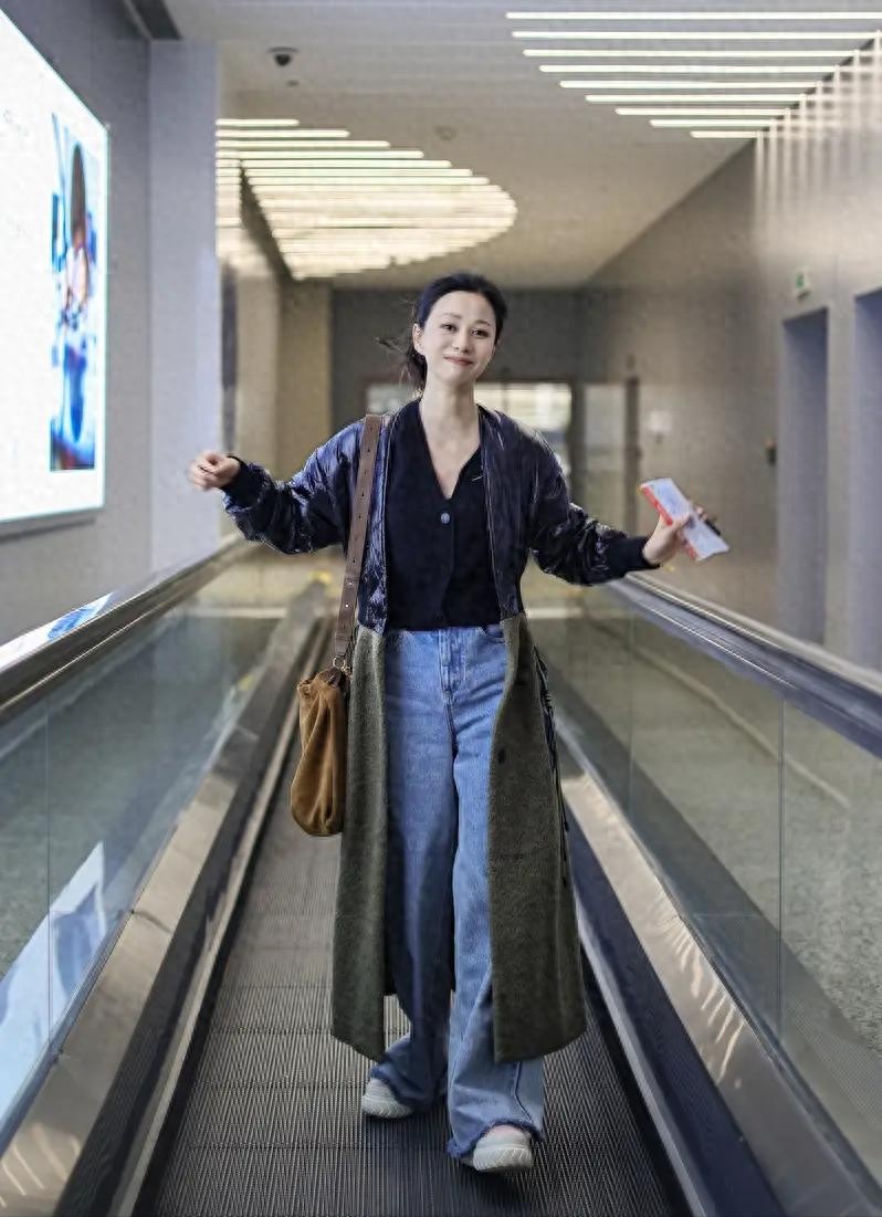 47岁倪虹洁机场被偶遇,穿牛仔裤好随意,素颜出镜却明媚似少女!