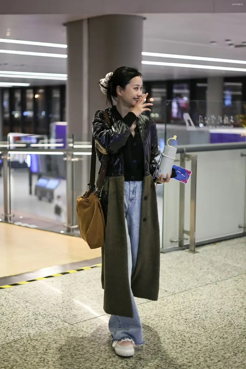 47岁倪虹洁机场被偶遇,穿牛仔裤好随意,素颜出镜却明媚似少女!