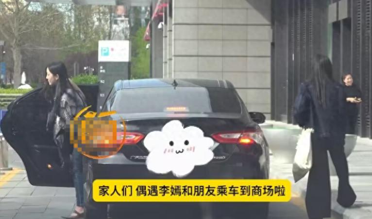 王菲女儿坐网约车逛Skp,穿露肩装千金范十足,兔唇伤疤已不见