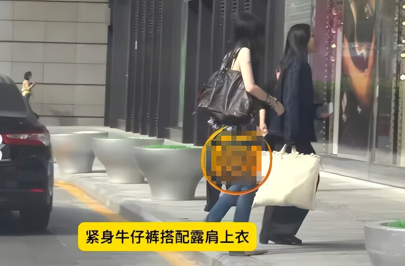 王菲女儿坐网约车逛Skp,穿露肩装千金范十足,兔唇伤疤已不见