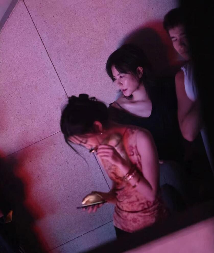 王菲女儿坐网约车逛Skp,穿露肩装千金范十足,兔唇伤疤已不见