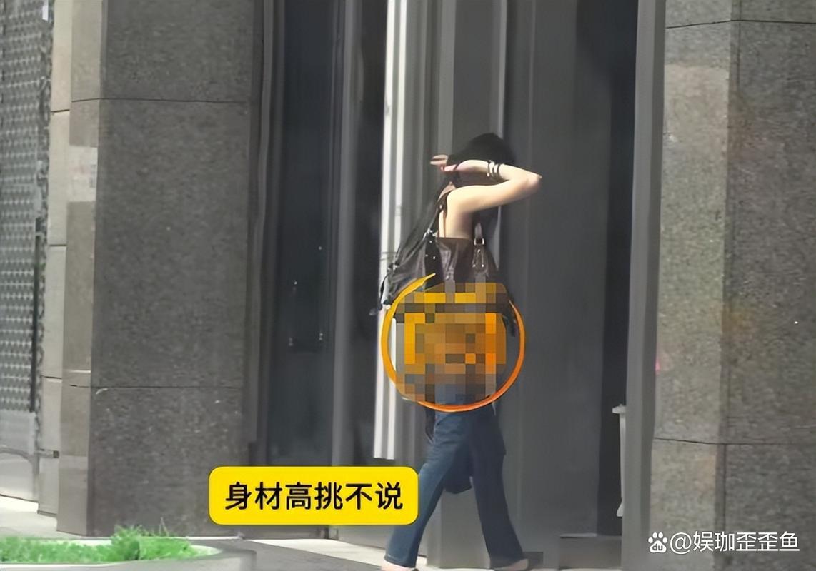 王菲女儿坐网约车逛Skp,穿露肩装千金范十足,兔唇伤疤已不见