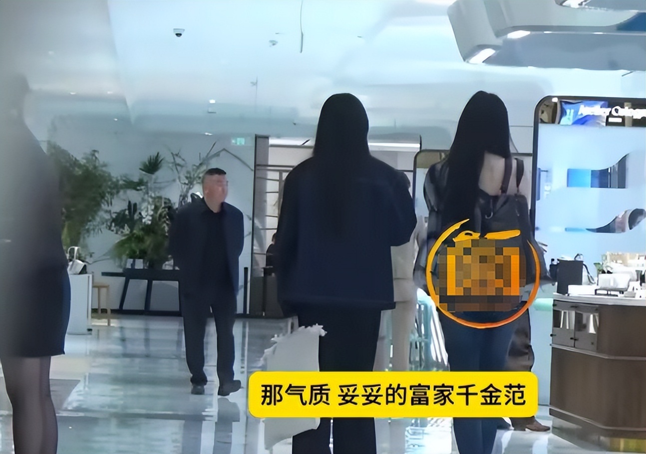 王菲女儿坐网约车逛Skp,穿露肩装千金范十足,兔唇伤疤已不见