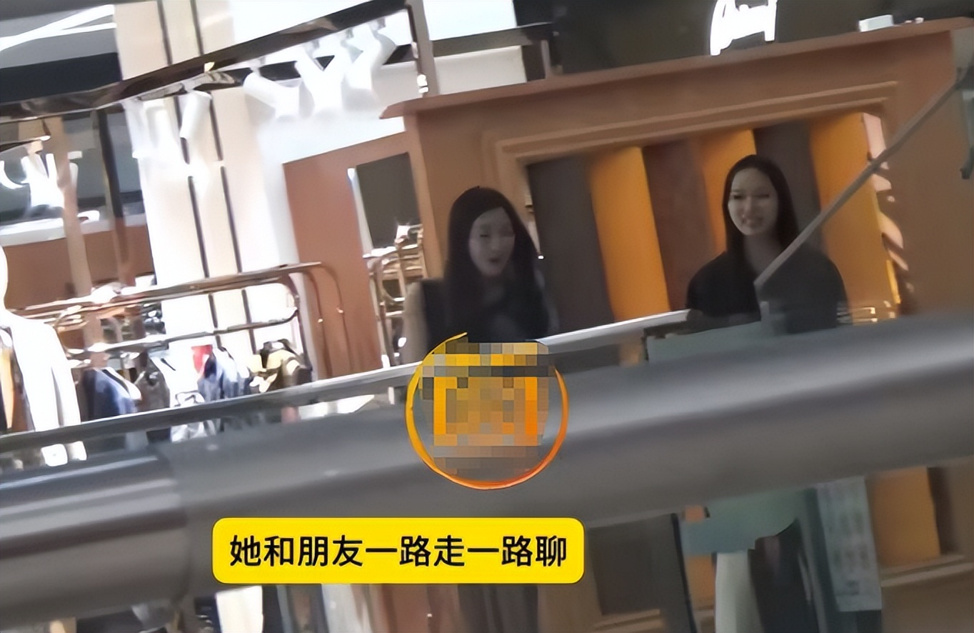 王菲女儿坐网约车逛Skp,穿露肩装千金范十足,兔唇伤疤已不见