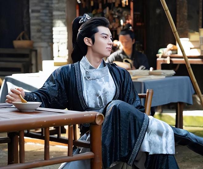 2025电视剧全网热度榜:《许我耀眼》挤进前三,第一名当之无愧