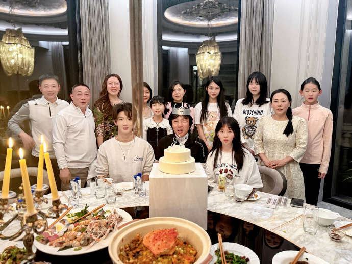 “蛋糕大王”罗红迎58岁生日,小女儿妞妞颜值惊艳,长子罗昊缺席