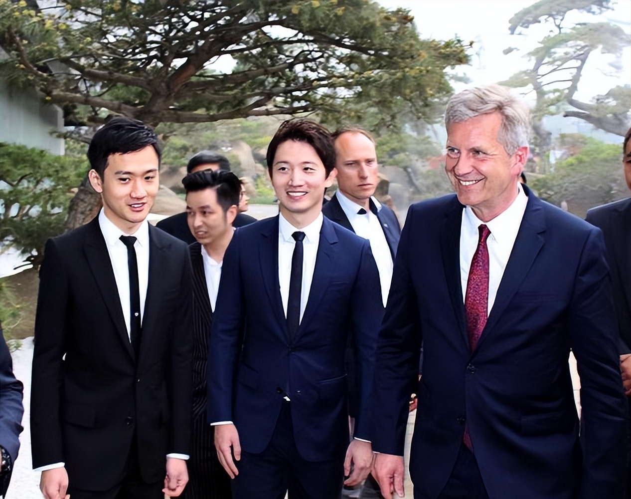 “蛋糕大王”罗红迎58岁生日,小女儿妞妞颜值惊艳,长子罗昊缺席