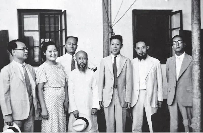 《繁花》宝总有多壕?穿阿玛尼定制西装戴卡地亚,凯迪拉克随手送…