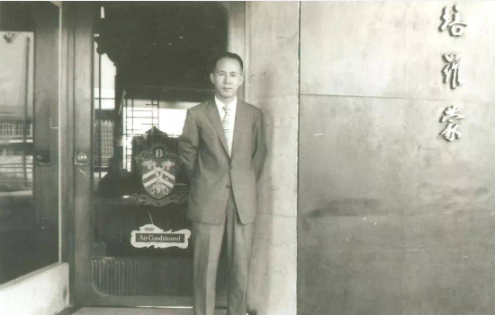 《繁花》宝总有多壕?穿阿玛尼定制西装戴卡地亚,凯迪拉克随手送…