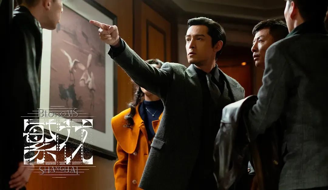 《繁花》宝总有多壕?穿阿玛尼定制西装戴卡地亚,凯迪拉克随手送…