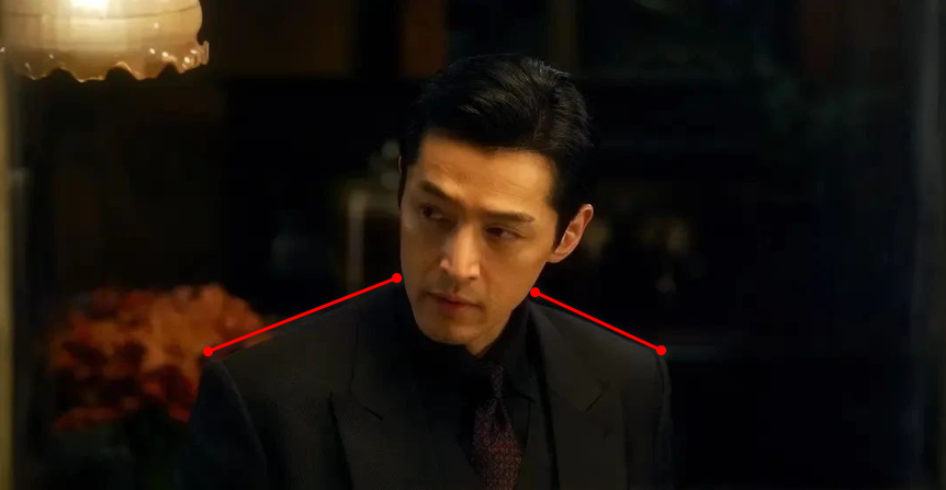 《繁花》宝总有多壕?穿阿玛尼定制西装戴卡地亚,凯迪拉克随手送…