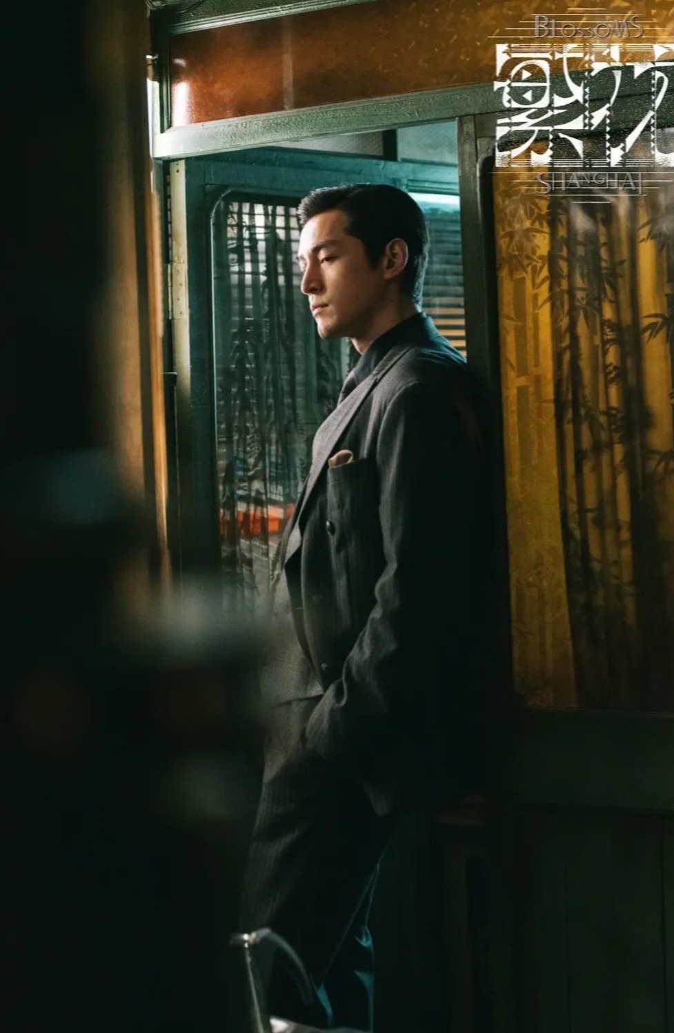 《繁花》宝总有多壕?穿阿玛尼定制西装戴卡地亚,凯迪拉克随手送…