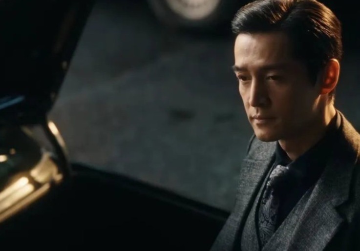 《繁花》宝总有多壕?穿阿玛尼定制西装戴卡地亚,凯迪拉克随手送…