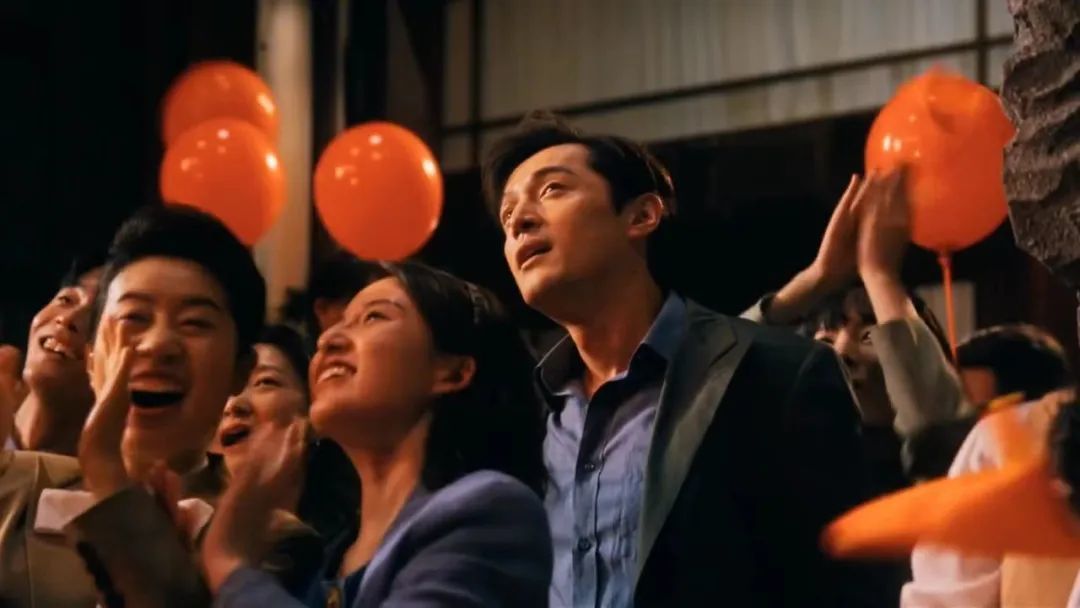 《繁花》宝总有多壕?穿阿玛尼定制西装戴卡地亚,凯迪拉克随手送…