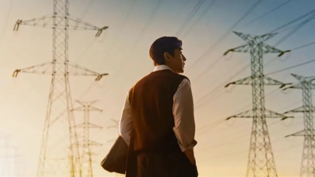 《繁花》宝总有多壕?穿阿玛尼定制西装戴卡地亚,凯迪拉克随手送…