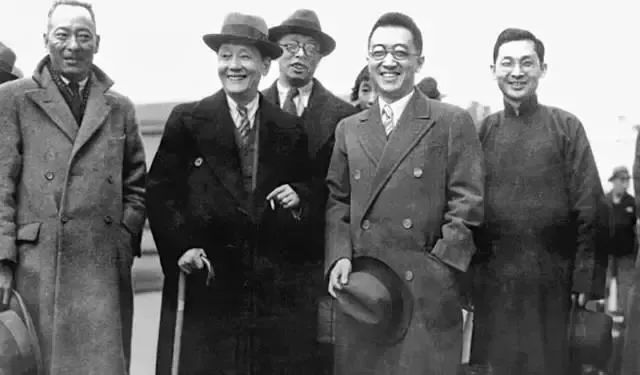 《繁花》宝总有多壕?穿阿玛尼定制西装戴卡地亚,凯迪拉克随手送…