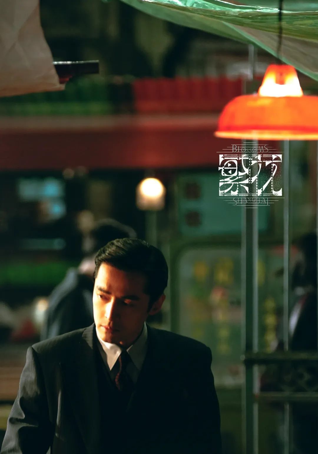 《繁花》宝总有多壕?穿阿玛尼定制西装戴卡地亚,凯迪拉克随手送…