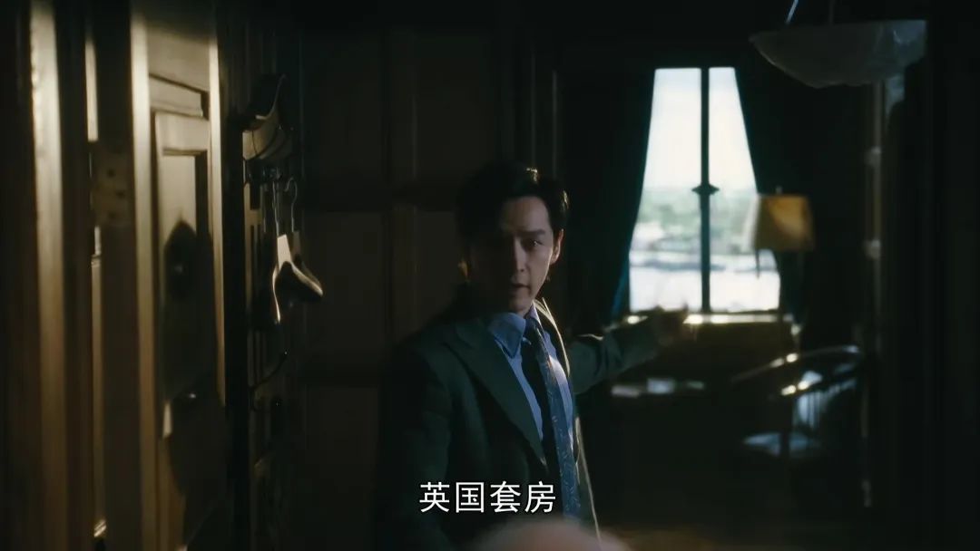 《繁花》宝总有多壕?穿阿玛尼定制西装戴卡地亚,凯迪拉克随手送…