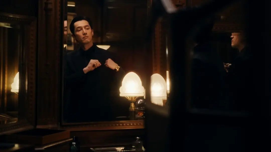 《繁花》宝总有多壕?穿阿玛尼定制西装戴卡地亚,凯迪拉克随手送…