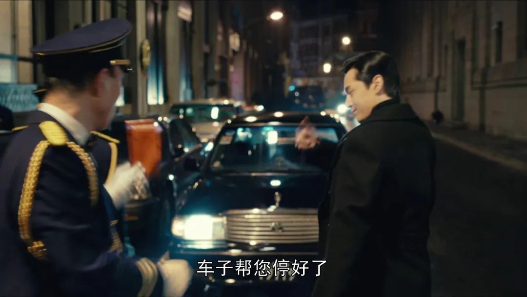 《繁花》宝总有多壕?穿阿玛尼定制西装戴卡地亚,凯迪拉克随手送…