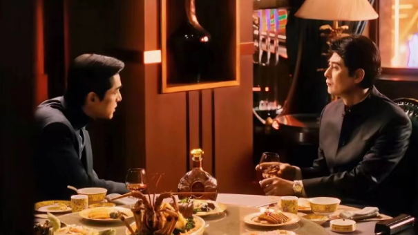 《繁花》宝总有多壕?穿阿玛尼定制西装戴卡地亚,凯迪拉克随手送…