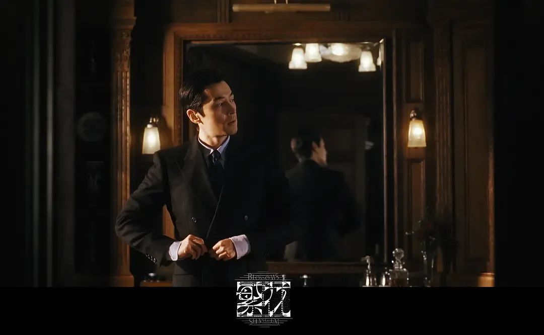 《繁花》宝总有多壕?穿阿玛尼定制西装戴卡地亚,凯迪拉克随手送…