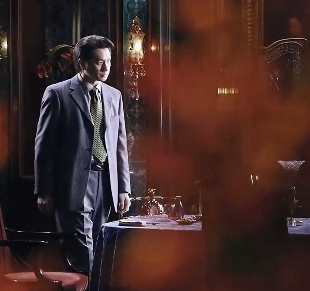 《繁花》宝总有多壕?穿阿玛尼定制西装戴卡地亚,凯迪拉克随手送…