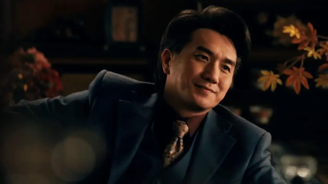 《繁花》宝总有多壕?穿阿玛尼定制西装戴卡地亚,凯迪拉克随手送…